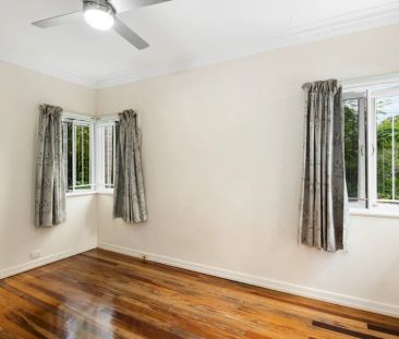 Charming Family Home with Spacious Backyard in Yeronga - Photo 2