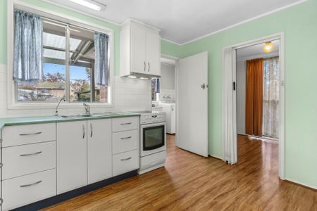 Neat & Tidy 3 Bedroom home with large backyard! - Photo 4