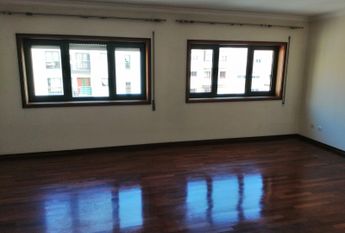 Apartamento T3 Duplex nas Barrocas, com boa exposição solar e com garagem fechada!