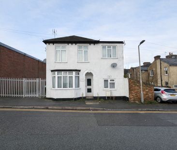 Furnished Double Room To Let - HP11 - Photo 2