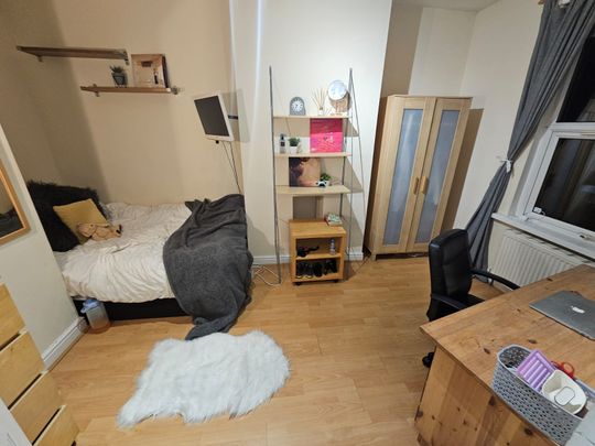 7 Bed - 50 Chestnut Avenue, Hyde Park, Leeds - LS6 1BA - Student - Photo 1