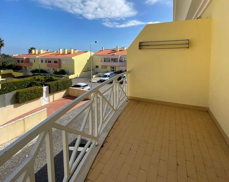 Nice sunny two bedroom apartment in a small building in Quinta das Patinhas, Cascais - Photo 2