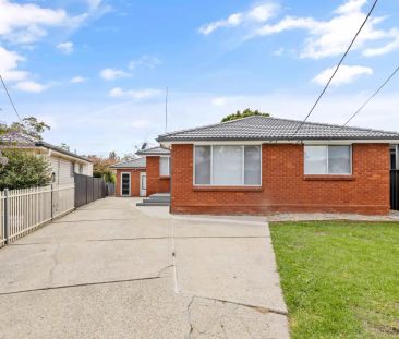 “3 bedroom home with separate 1 bedroom residence” - Photo 1