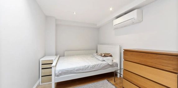 3 bedroom flat in London - Photo 2