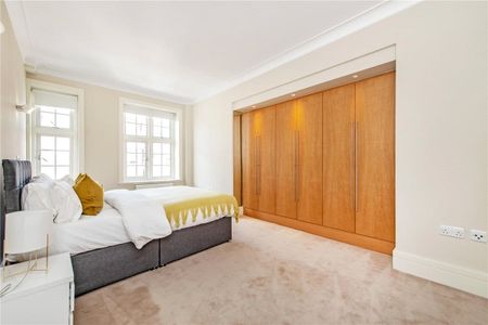A two bedroom, fourth floor (with lift) apartment ideally located close to Marylebone High Street and Oxford Street. - Photo 2