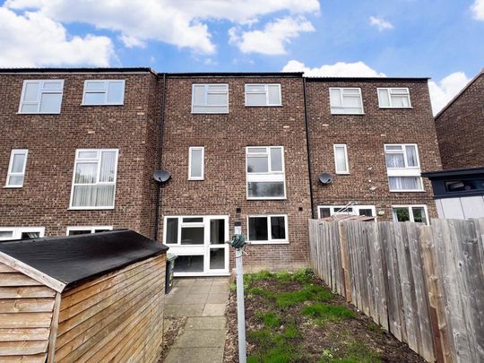 4 bedroom terraced house to rent - Photo 1