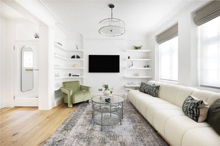 Beautifully refurbished split level property based in Marylebone Village. - Photo 3