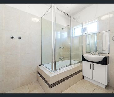 Charming Two Bedroom Apartment in Cheltenham's Golden Triangle - Photo 4