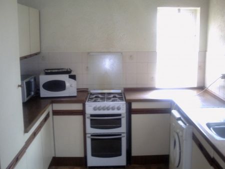 4 bedroom House Ernest St Crewe CW2 - Photo 4