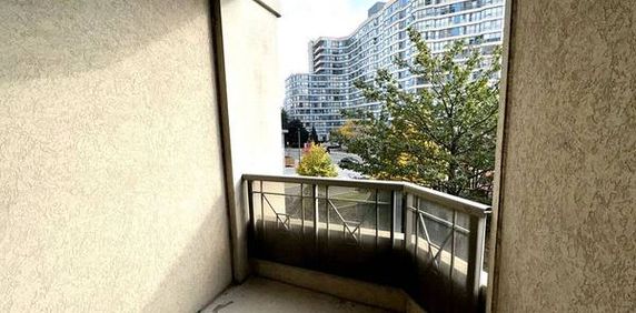 Burnhamthorpe Rd W & Duke of York Blvd Open Concept 1Bdrm +Den - Photo 2