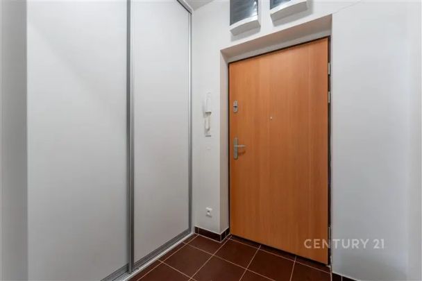 Pronájem bytu 1+kk s terasou a zahradou, PrahaUhříněves - Photo 1