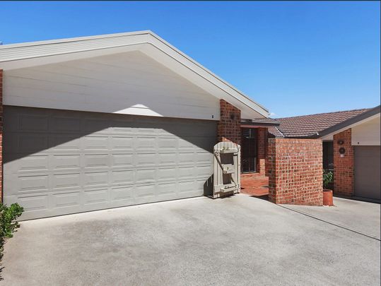 Charming 2-Bedroom Townhouse in Leafy Queanbeyan West - Photo 1