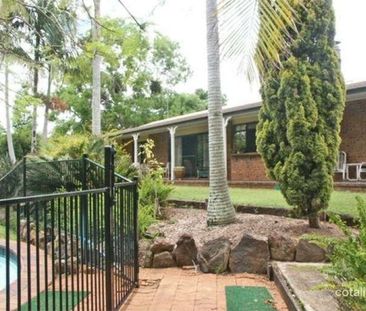 LARGE FAMILY HOME WITH POOL - Photo 6