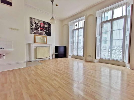 Mornington Crescent, NW1 - Photo 1