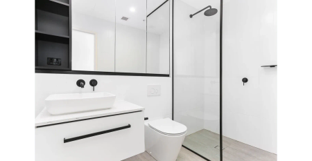 Spacious Two-Bedroom Apartment with Large Private Courtyard - Photo 4