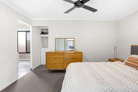 Spacious Family Home with Multiple Living Areas, Ducted Air & Garden Maintenance Included. Contact Julie Sykes 0438 050 110 - Photo 2