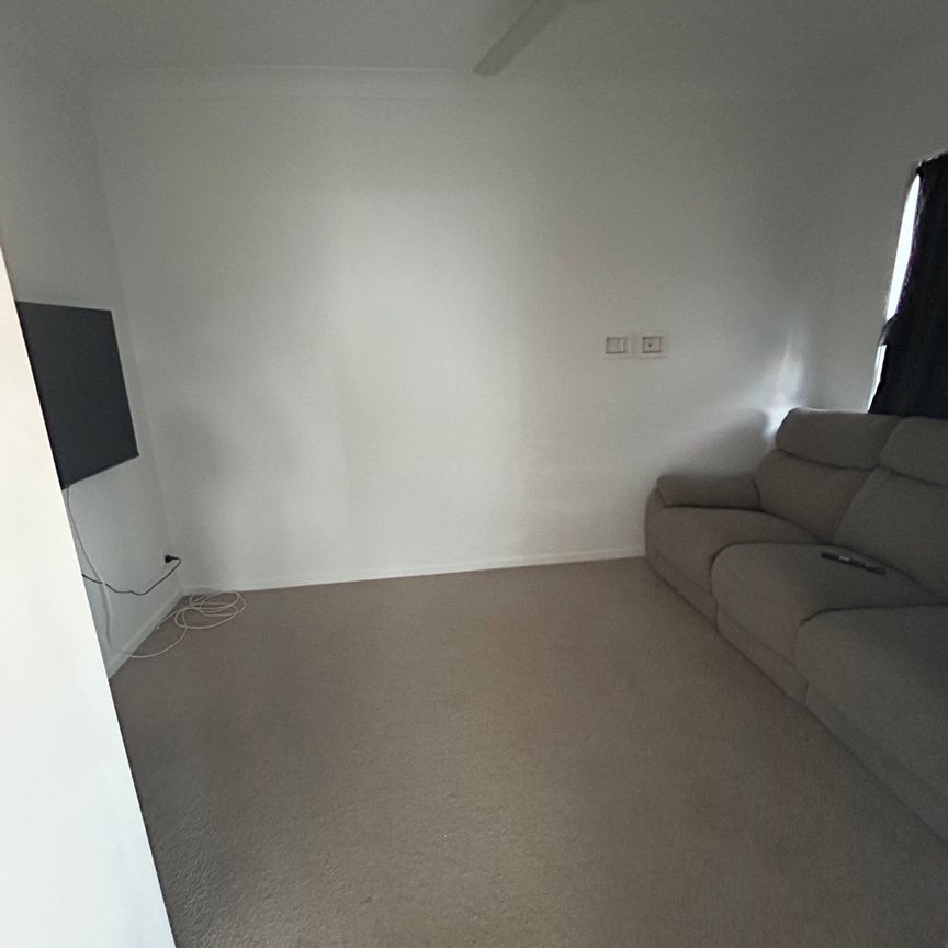 Helensvale - Photo 1