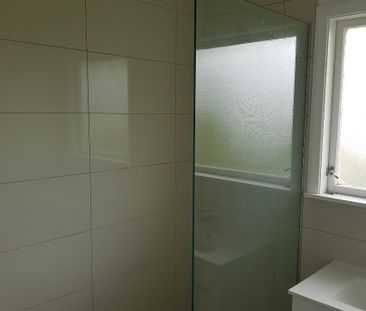 SAINT JOHNS - 2 bedroom Flat - Water Included - Redecorated - Photo 6