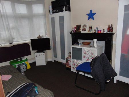 4 bedroom semi-detached house to rent - Photo 5