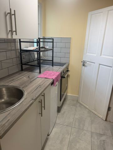 Studio Flat, Hallswelle Road, NW11 - Photo 2