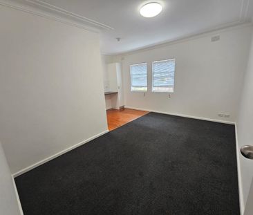 First floor 1 bedder newly painted and close to shops and transport... - Photo 5