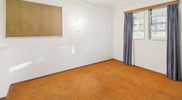 4 BR Kelburn Flat with 2 courtyards - Photo 1