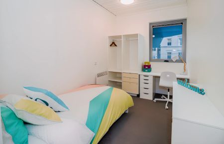 En-Suite 4 bdrm apt - Photo 2