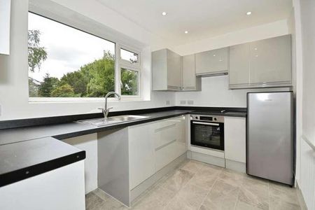 Wimborne Close, Buckhurst Hill, IG9 - Photo 2