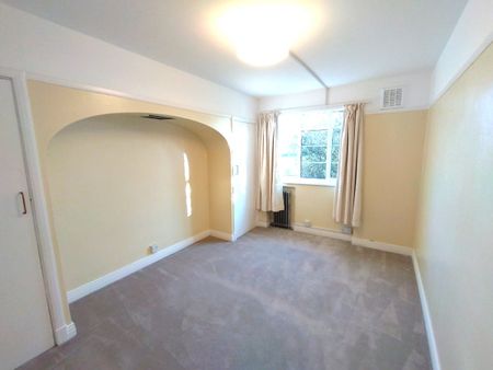 2 Bed Flat, Courtlands, TW10 - Photo 4