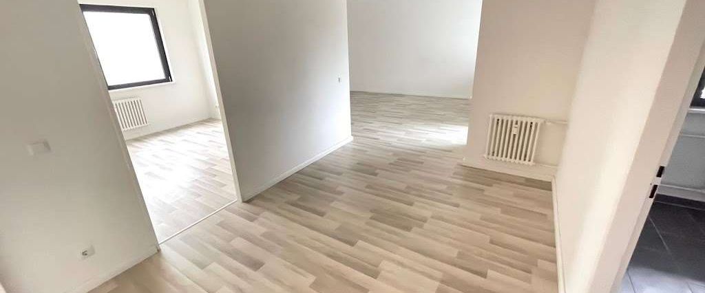 Einziehen und Wohlf&uuml;hlen - sch&ouml;ne 3-Zimmer Wohnung mit Laminatfu&szlig;boden und Balkon! - Photo 1