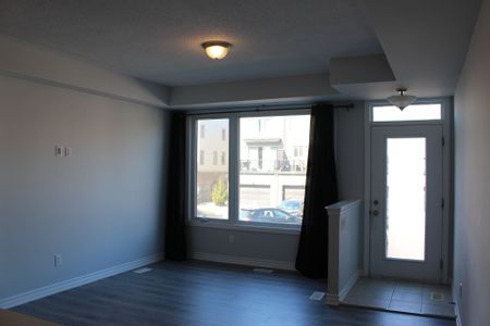 For Lease - 537 Ozawa Private, Manor Park - Cardinal Glen and Area, Ontario - Photo 2