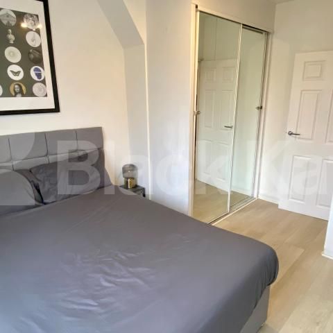 Bright and airy, tastefully decorated & superbly located in SE1 - Photo 1