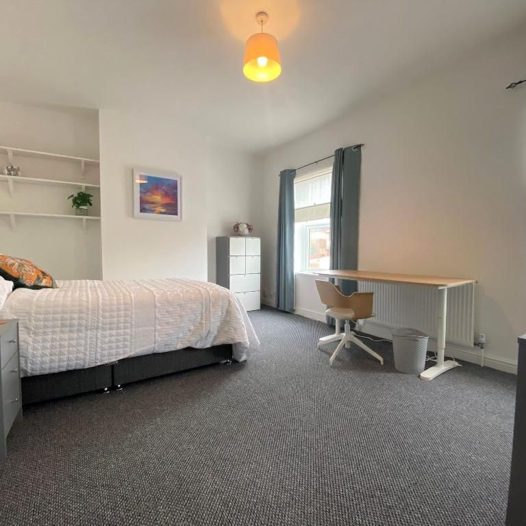 4 bedroom terraced house to rent - Photo 1