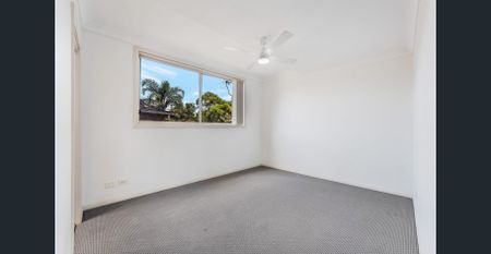 Freshly Updated Two Storey Apartment! - Photo 5