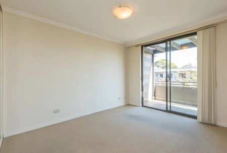 Bright and Conveniently Located Two Bedroom Apartment - Photo 4