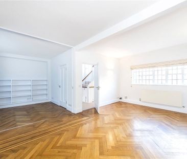 A spacious mews house that offers flexible accommodation in a quiet... - Photo 3