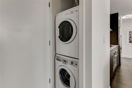 Elegant Se Corner Condo With 2 Parking Stalls In The Prestigious Smith Building Get 1 Month Free! - Photo 3