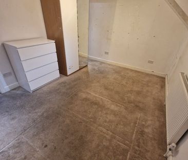 3 Bed Flat, Morden Road, SW19 - Photo 6