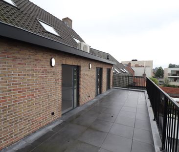 Gerenoveerd duplex-appartement (2de en 3de verdieping) met terras (ca 28 m²), garage en fietsenberging. - Photo 1