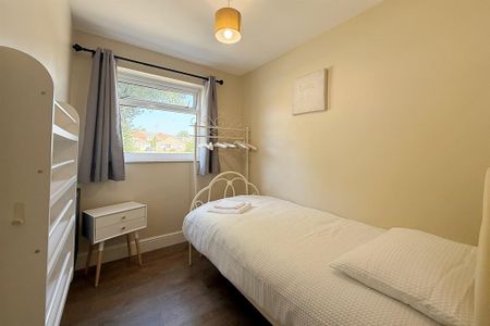 3 bedroom semi-detached bungalow to rent - Photo 4