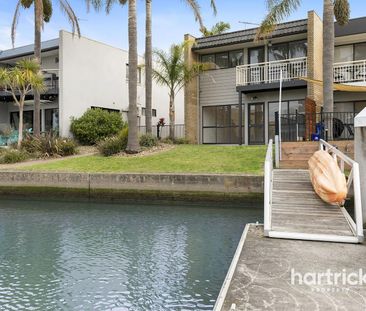 Direct Waterfront Townhouse with private Boat mooring - Photo 2