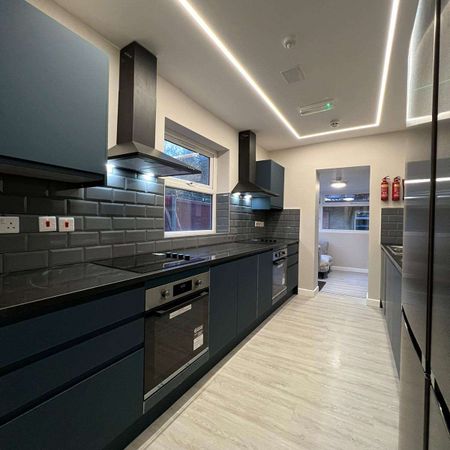 Modern, Bright Rooms with Private En-Suites Room 4 - Photo 3