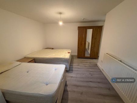 3 bedroom flat to rent - Photo 3