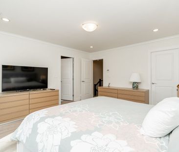 359 13th Street East town house — North Vancouver, BC (0-Bedroom) -... - Photo 4