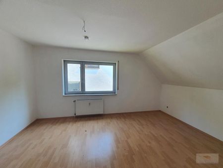 Schöne renovierte 3 Zimmer Wohnung im DG in ruhiger, schöner, grüner Lage mit Balkon und Sellplatz - Photo 4