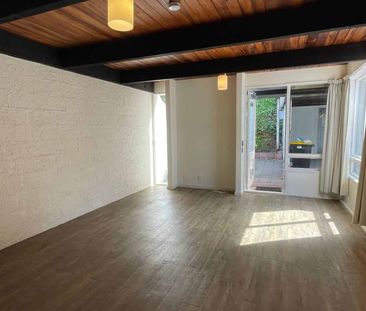 Spacious Townhouse - Photo 2