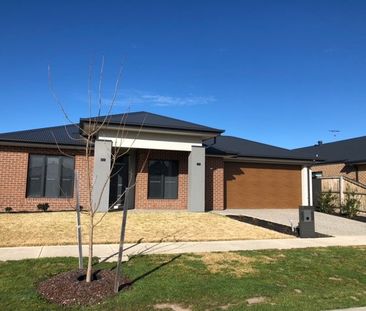 Well designed & maintained, family home with functional floor plan - Photo 4