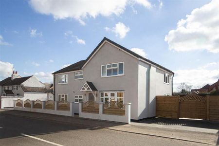 4 bedroom detached house to rent - Photo 2