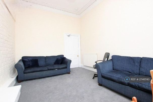 4 bedroom flat to rent - Photo 1