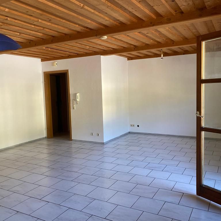 <h1 class="md:text-xl md:leading-6 mt-4 md:mt-10 lg:mb-6 mb-3 text-primary-500 font-semibold text-base leading-5"> Wohnung in Zenting </h1> - Photo 1